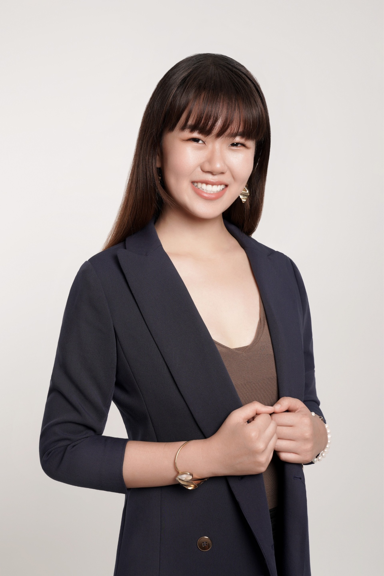 Portrait of Luna Chantalat, MIT Sloan MBA candidate and Chief of Staff at Striv